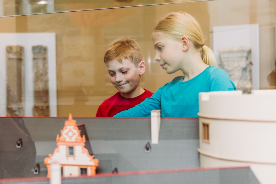 Die Wewelsburg – vom Steinzeitgrab zum Dreiecksschloss. Öffentliche Themenführung am Sonntag, 3. Juli, 15 Uhr im Historischen Museum des Hochstifts Paderborn. (Foto: Lina Loos ©Kreismuseum Wewelsburg)